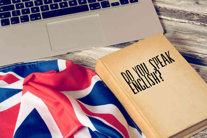 książka laptop i flaga wielkiej brytanii