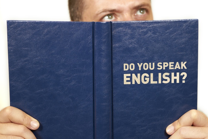 mężczyzna czyta słownik języka angielskiego