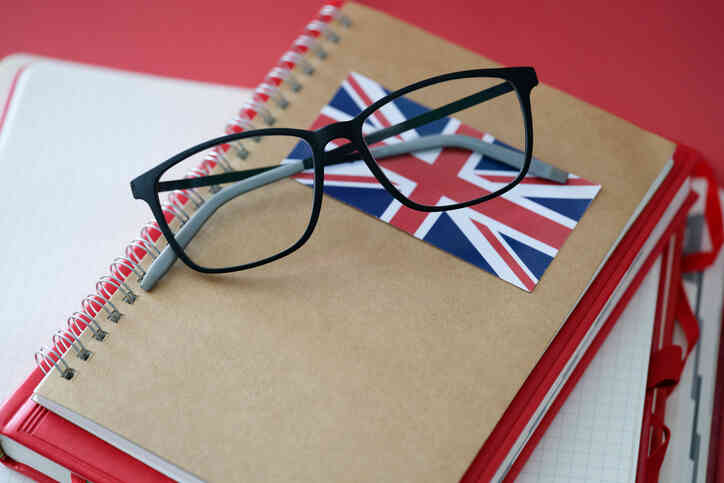 okulary leżące na notatniku z flagą wielkiej brytanii